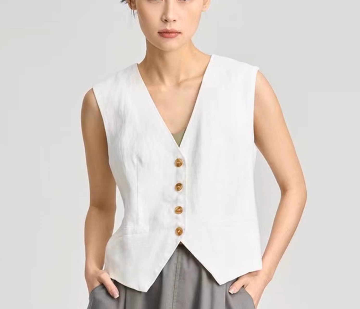 Set bộ gile nữ gồm áo sát nách cổ V sang chảnh mix quần short ống rộng trơn basic