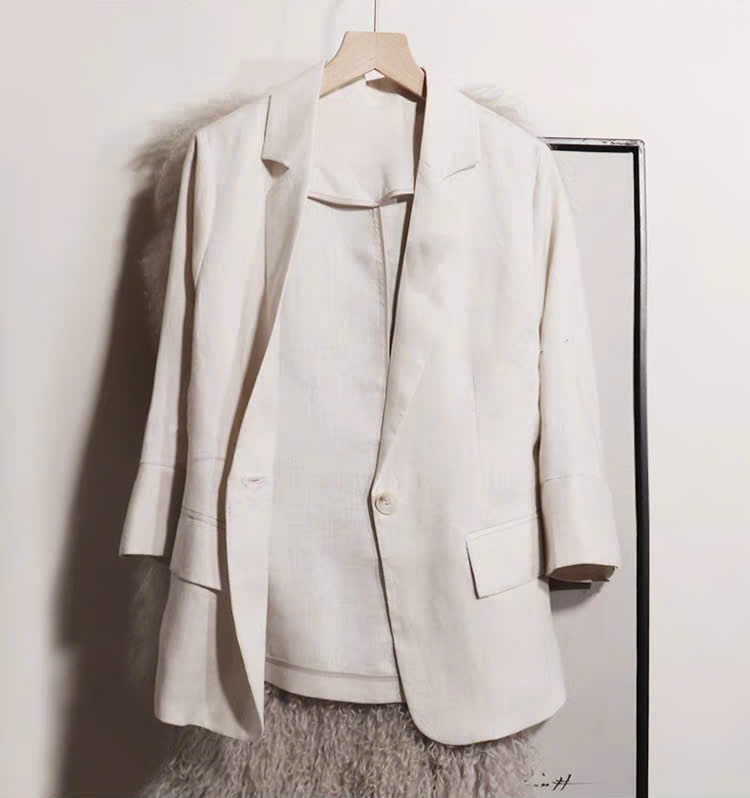 Bộ công sở gồm áo blazer nữ và quần đùi linen, nhẹ nhàng, đơn giản mà thanh lịch