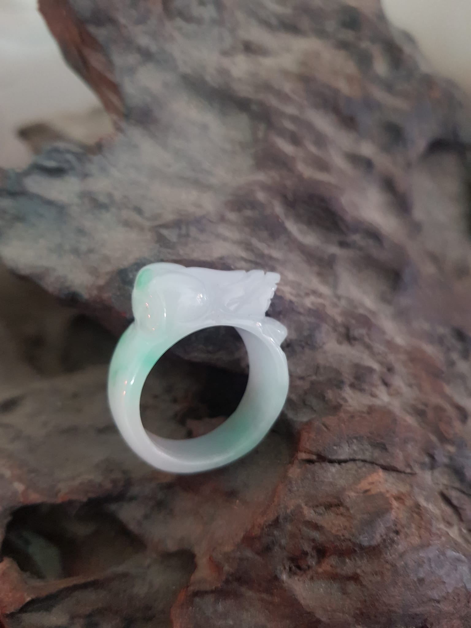 Nhẫn Tỳ Hưu Mới Nam Ni 19mm Đá Cẩm Thạch Tự Nhiên Trắng Xanh nhẹ Bóng Đẹp Size Nhẫn đk 19mm x bản 11mm ạ