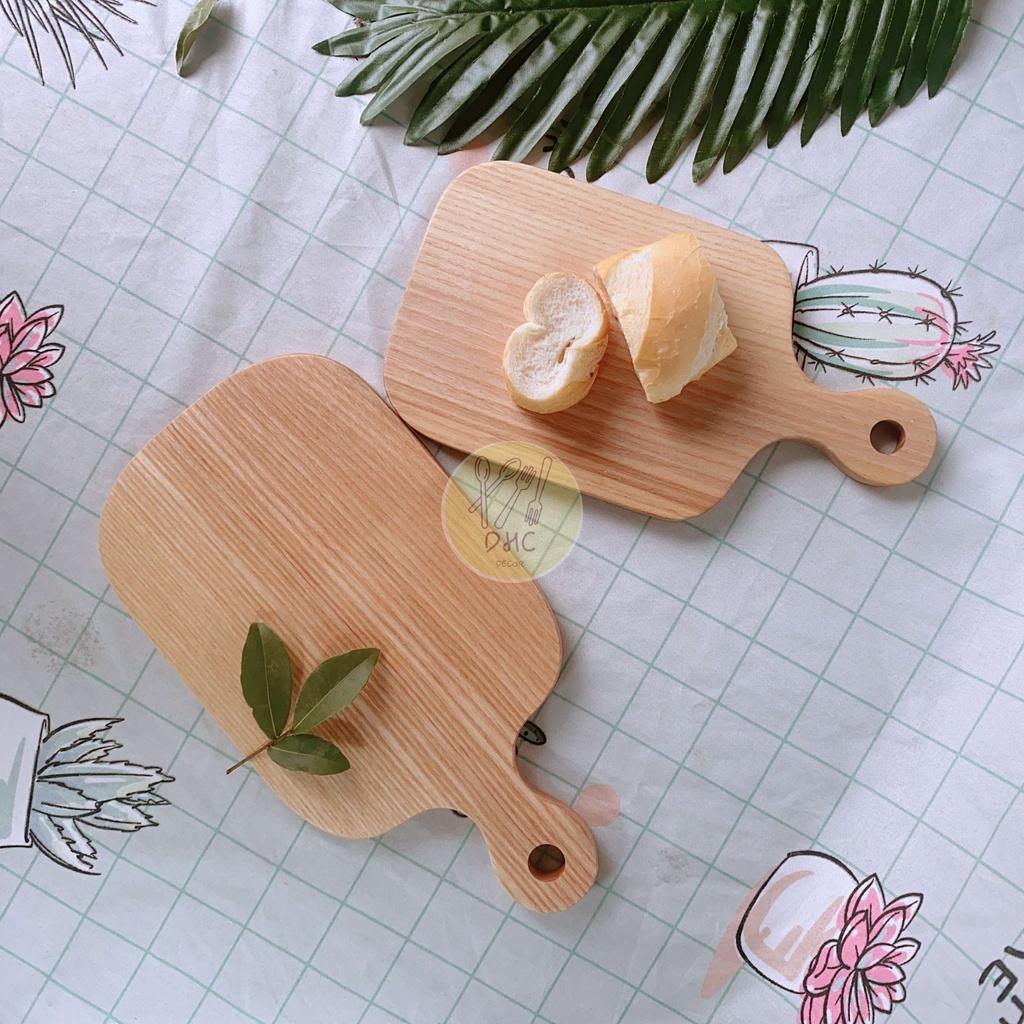 Thớt gỗ tay cầm Tần Bì nguyên khối nhiều kích thước IDecor trưng bày, chụp hình sản phẩm