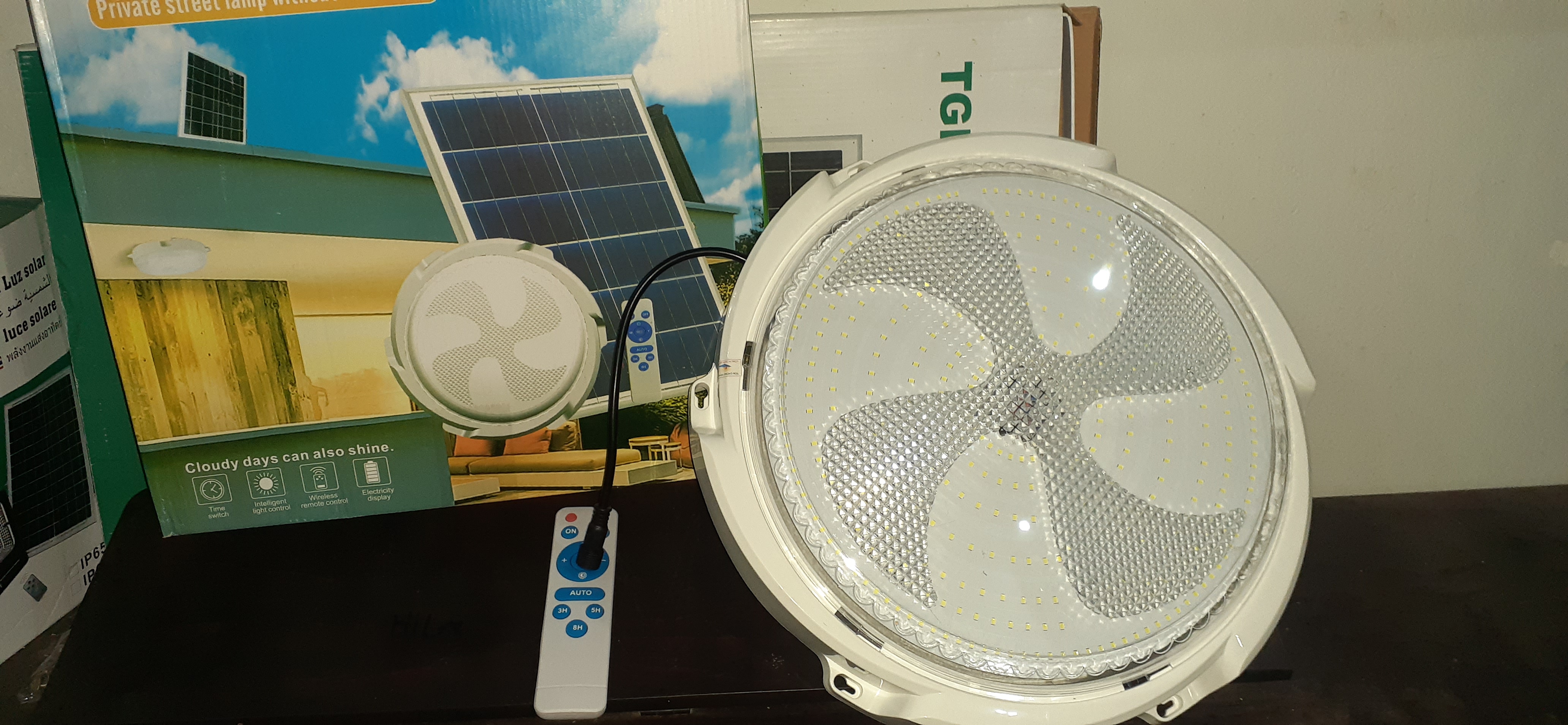 Đèn ốp trần năng lượng mặt trời 200 W