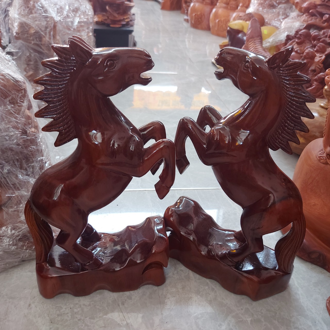 Cặp ngựa phong thuỷ - Cặp ngựa gỗ xà cừ cao 30cm