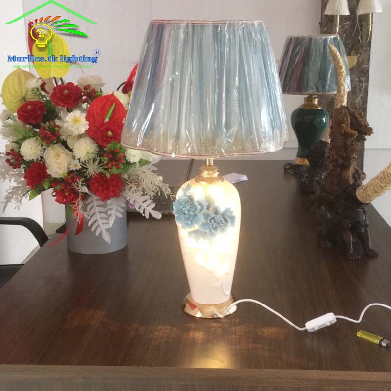 Đèn để bàn, đèn bàn thân gốm trắng hoa nổi cao cấp A002