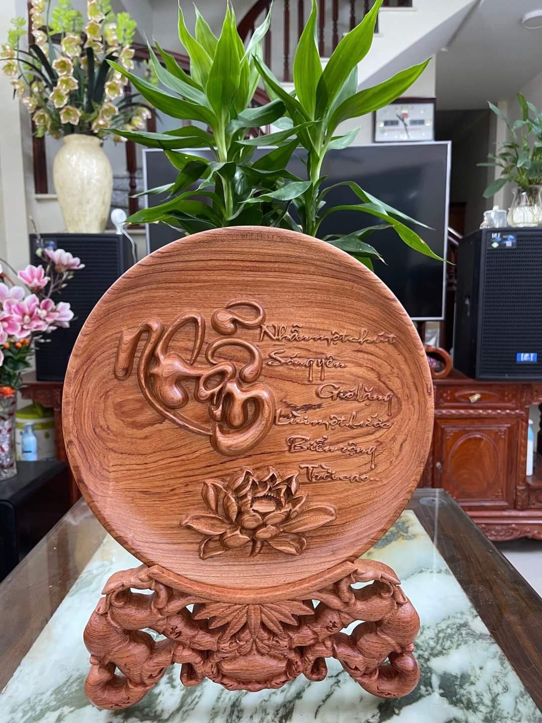 Tranh đĩa gỗ hương trạm khắc chữa Nhẫn