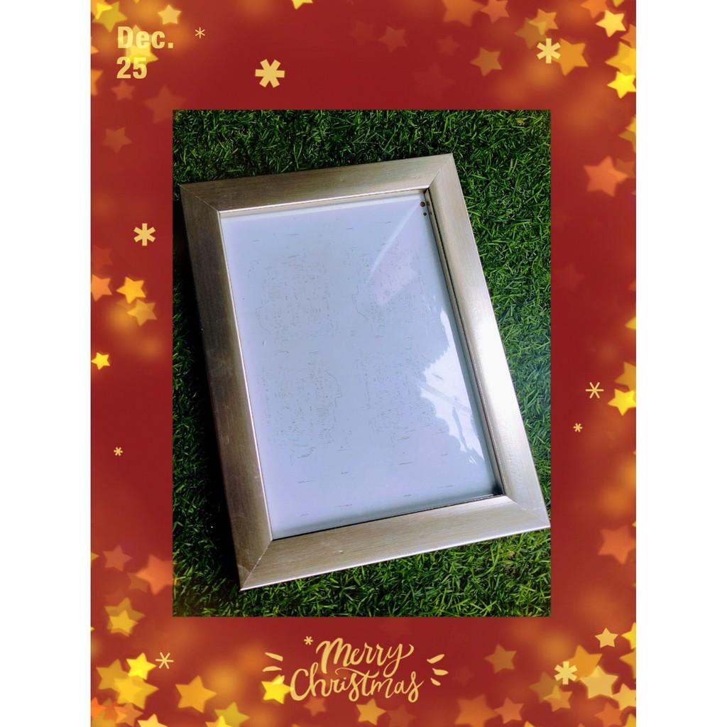 Combo 11 chiếc khung ảnh treo tường: 8 chiếc 13x18cm, 3 chiếc 20x25cm mặt bằng mica, tặng kèm đinh và móc treo tường.