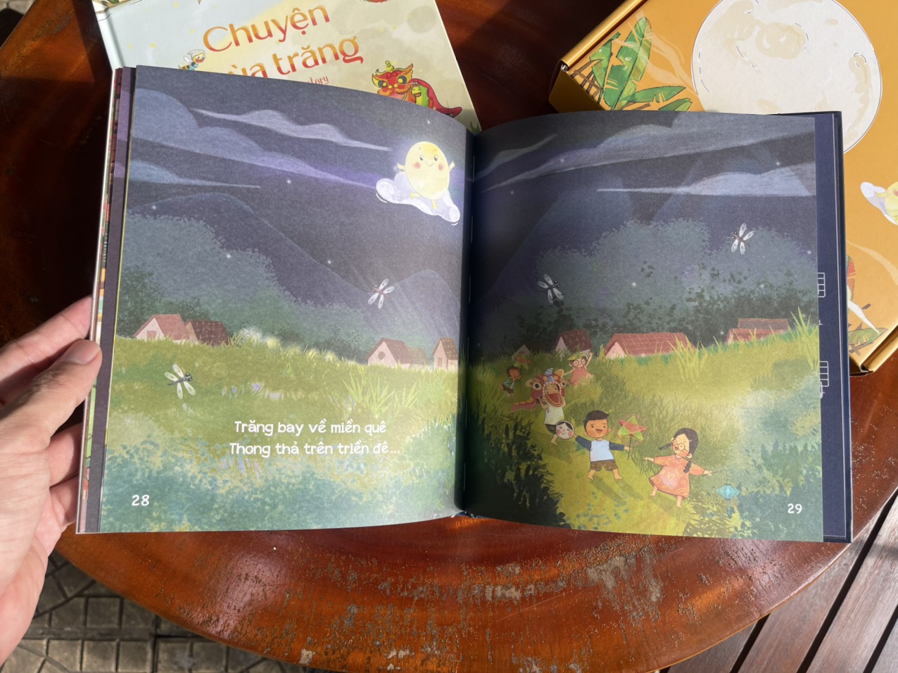 Kể Chuyện Trung Thu gồm CHUYỆN MÙA TRĂNG và ĐỦNG ĐỈNH TRĂNG ĐI – LionBooks – Quét QR ra hiệu ứng Motion – Bìa cứng in màu toàn bộ