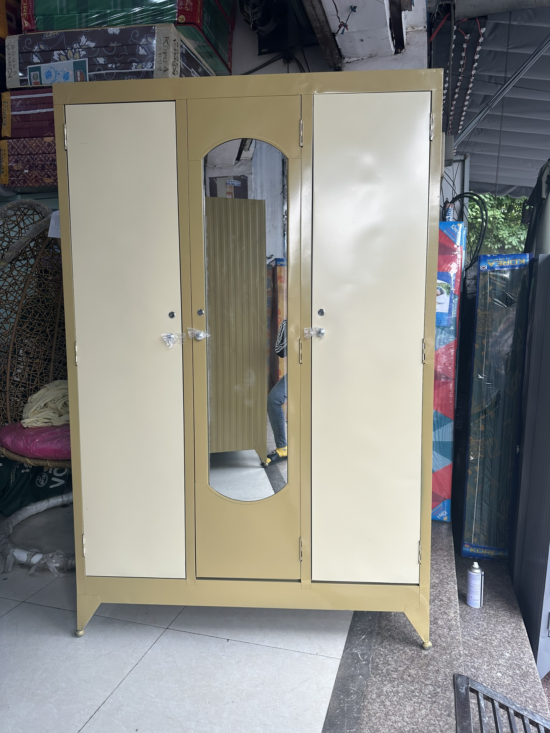 Tủ sắt đựng quần áo 3 cửa ngang 1m2 cao 1m8 màu vàng kem mẫu mới đơn giản tiện dụng