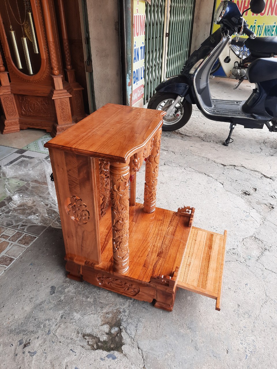 Bàn thờ ông địa thần tài gỗ xoan ngang 48 cm chân quỳ