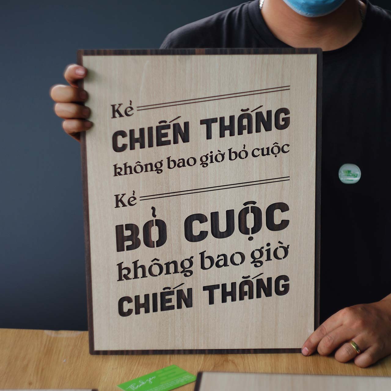 Tranh Slogan TBIG102: Kẻ chiến thắng không bao giờ bỏ cuộc, kẻ bỏ cuộc không bao giờ chiến thắng