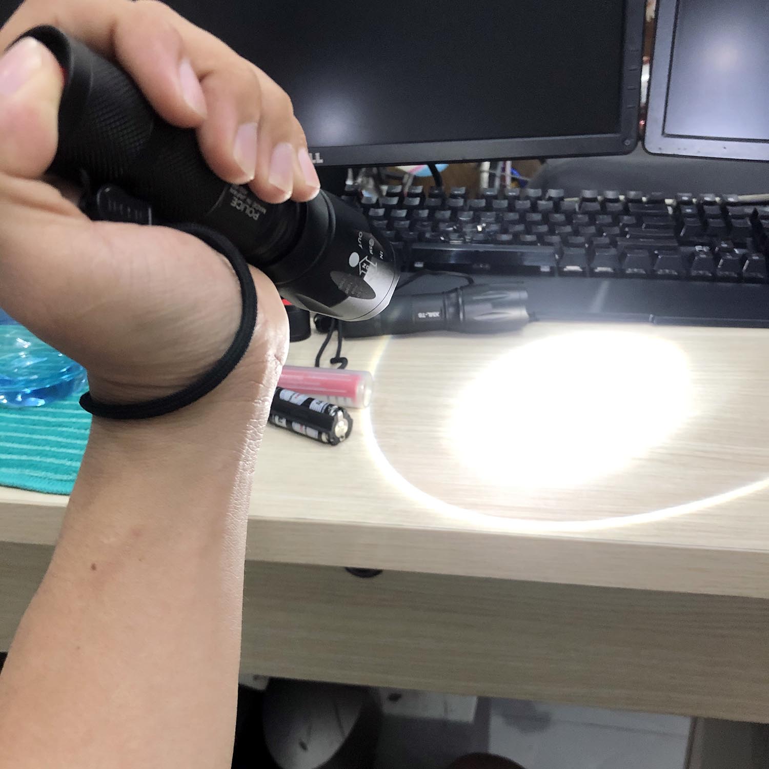 Đèn pin siêu sáng chống nước Police Nhật Bản phiên bản 2020 + Tặng 3 Pin sơ cua - 3 chế độ sáng + 2 chế độ nháy SOS + Công Nghệ Hard-anodized; Chống mài mòn, tự do - chống trầy xước, chống sốc