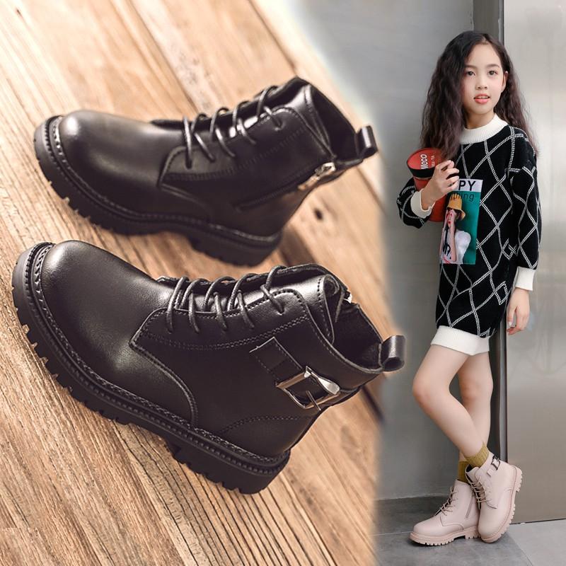 Boot da bé gái đế mềm đi êm chân, có khóa để các bé đeo dễ dàng, thiết kế Hàn Quốc mix đồ cực xinh