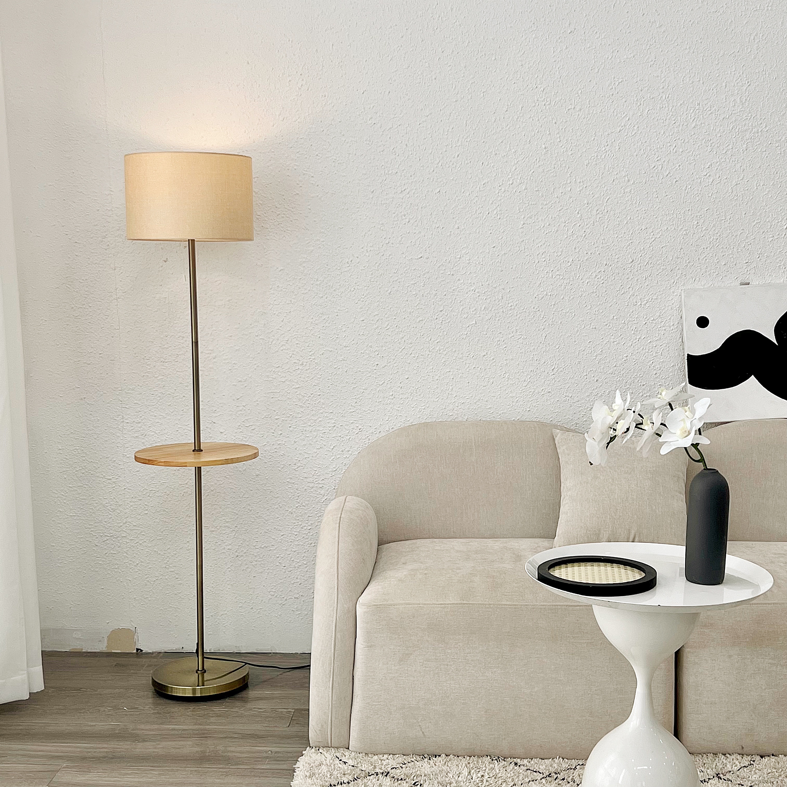 Đèn cây đứng có nút dây rút trên đui đèn phong cách Châu Âu kèm bàn gỗ sang trọng 2 in 1 - DCLA007