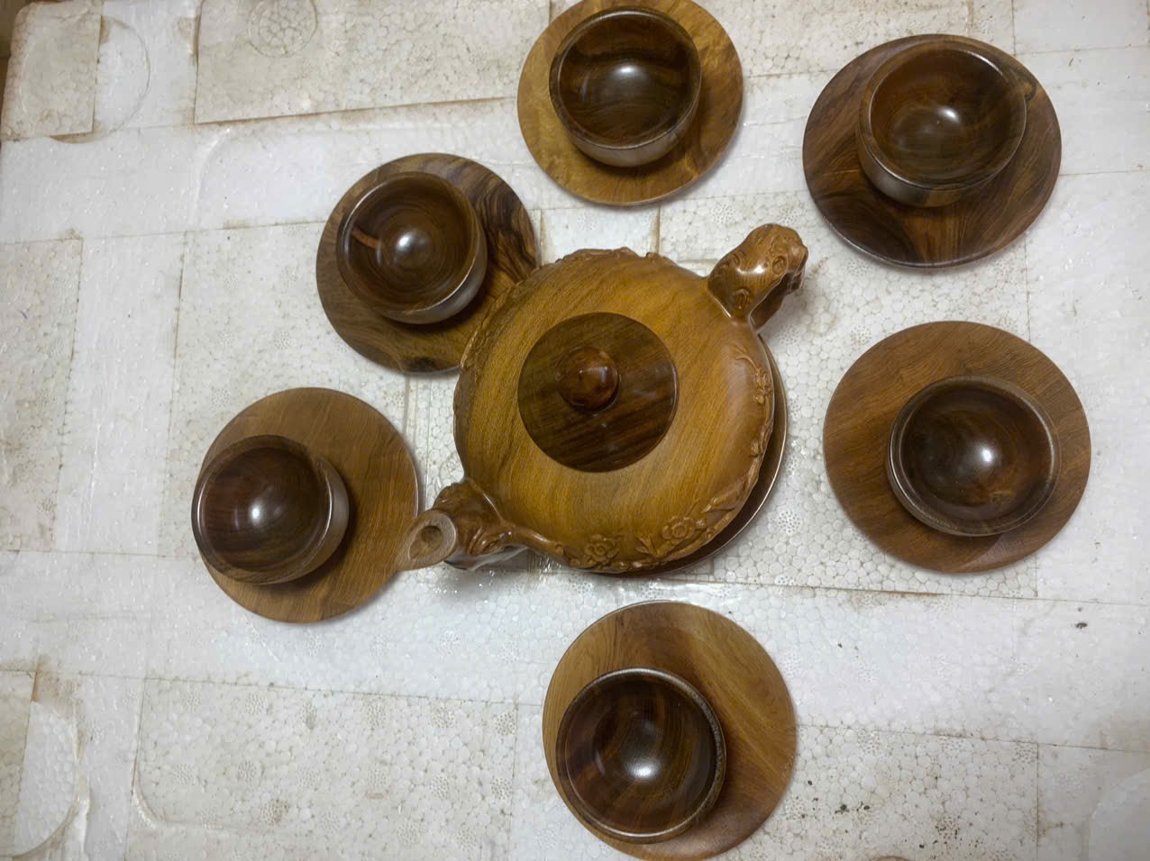 Bộ ấm chén bằng gỗ bách xanh thơm nức