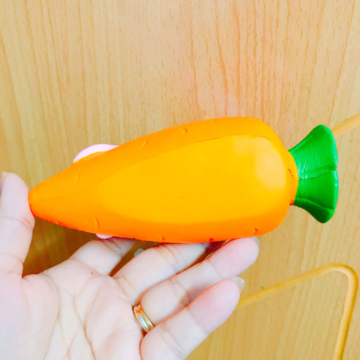 Squishy thỏ ôm carrot quà tặng cho bé