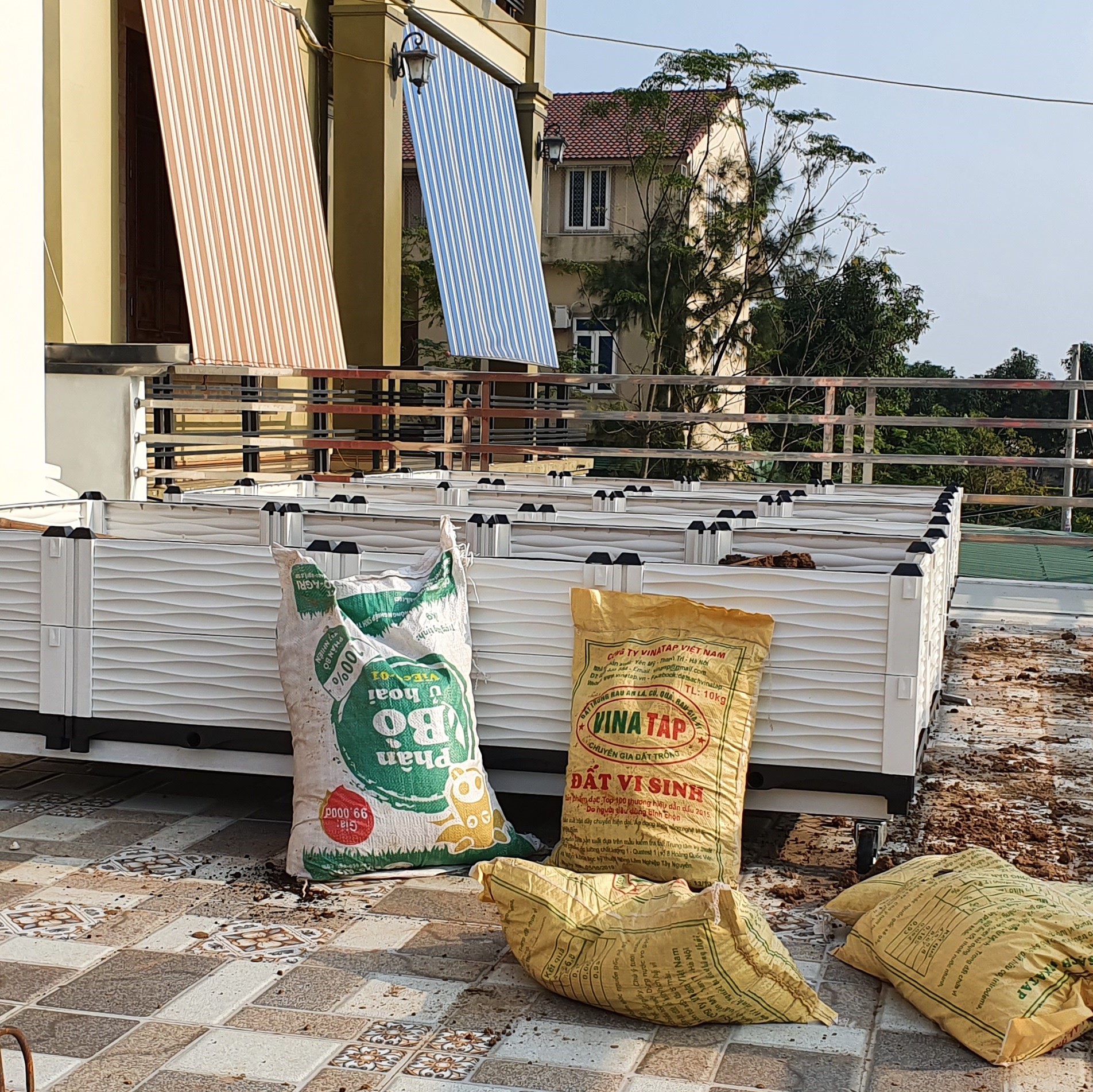 CHẬU GHÉP THÔNG MINH Cm: Bền từ 8-10 năm, phù hợp mọi cây trồng và không gian, Module tùy biến kích thước, an toàn, trọng lượng nhẹ, kết cấu chắc chắn, có khay trữ và thoát nước.