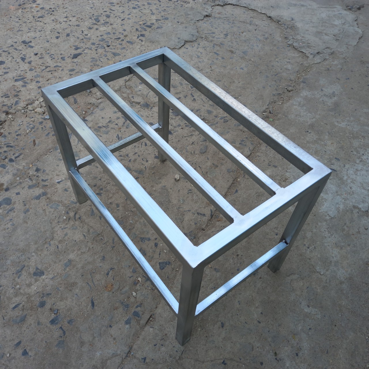 Kệ sắt để chậu cây, chậu hoa KT vuông 25*25*cm, thép hộp 20*20mm mạ kẽm, chân nó nút nhựa chống trầy