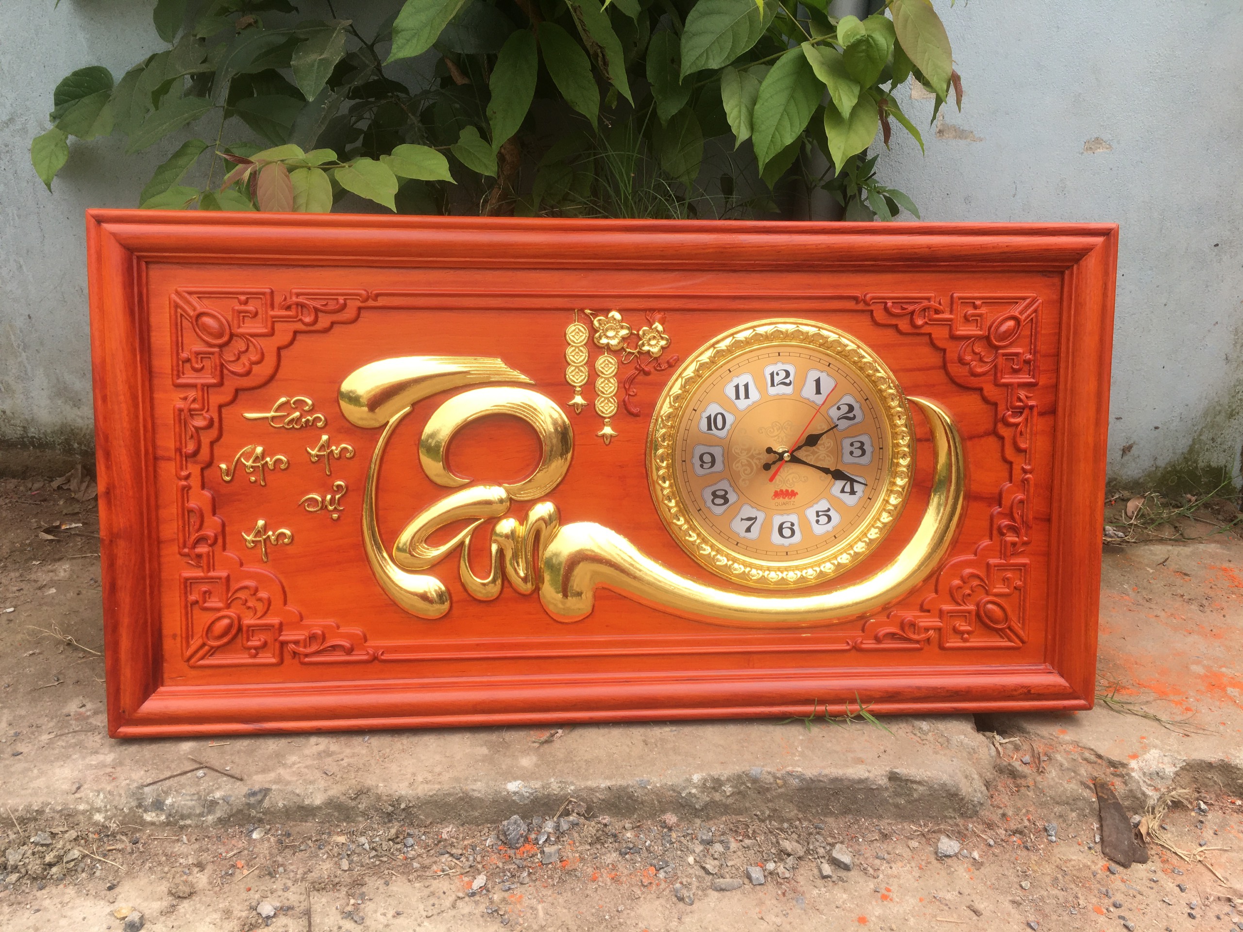 Tranh đồng hồ treo tường chữ tâm bằng gỗ hương kich thước 48×108×4cm