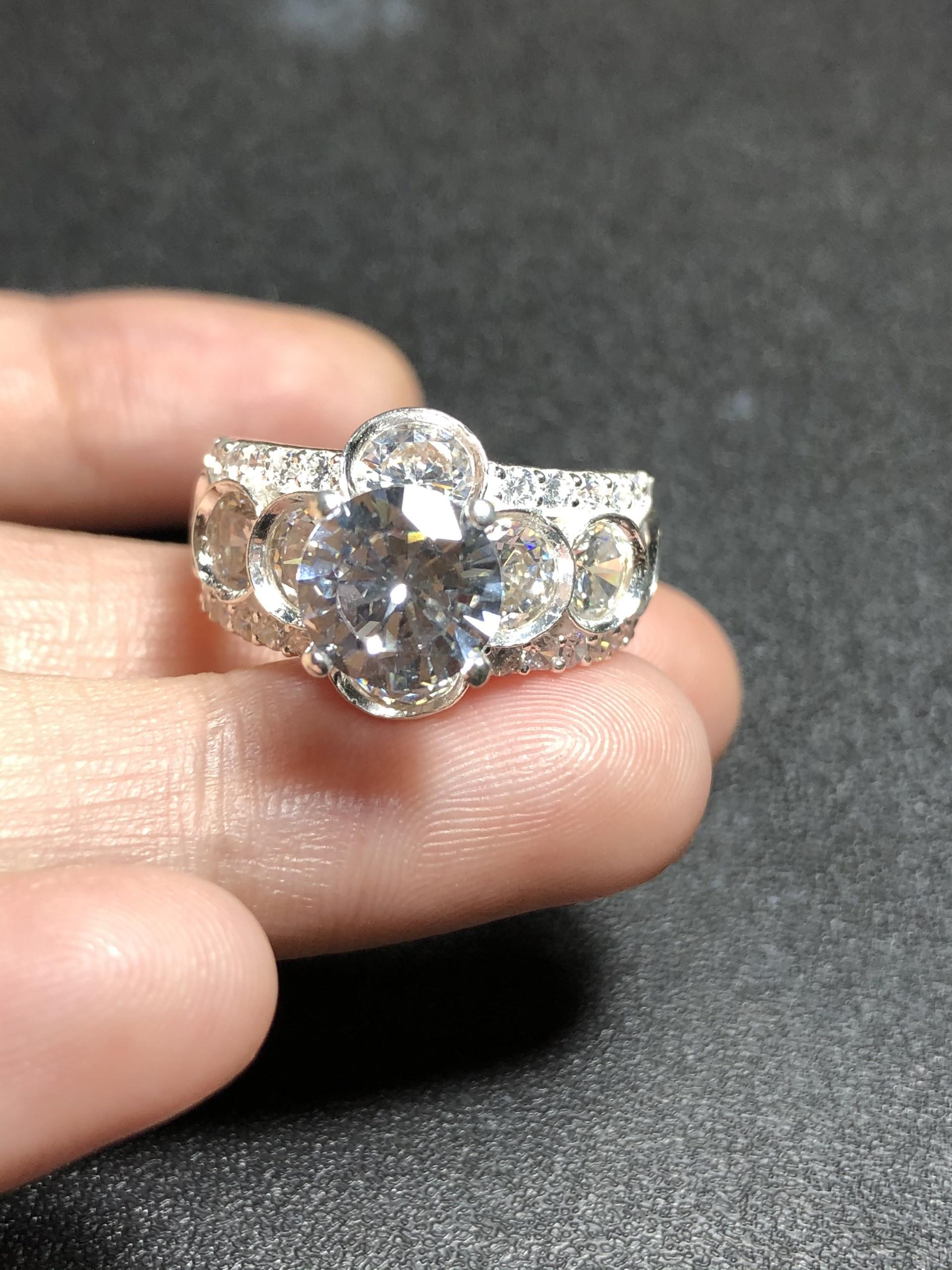 Nhẫn bạc đính đá zircon rất đẹp - bạc thật