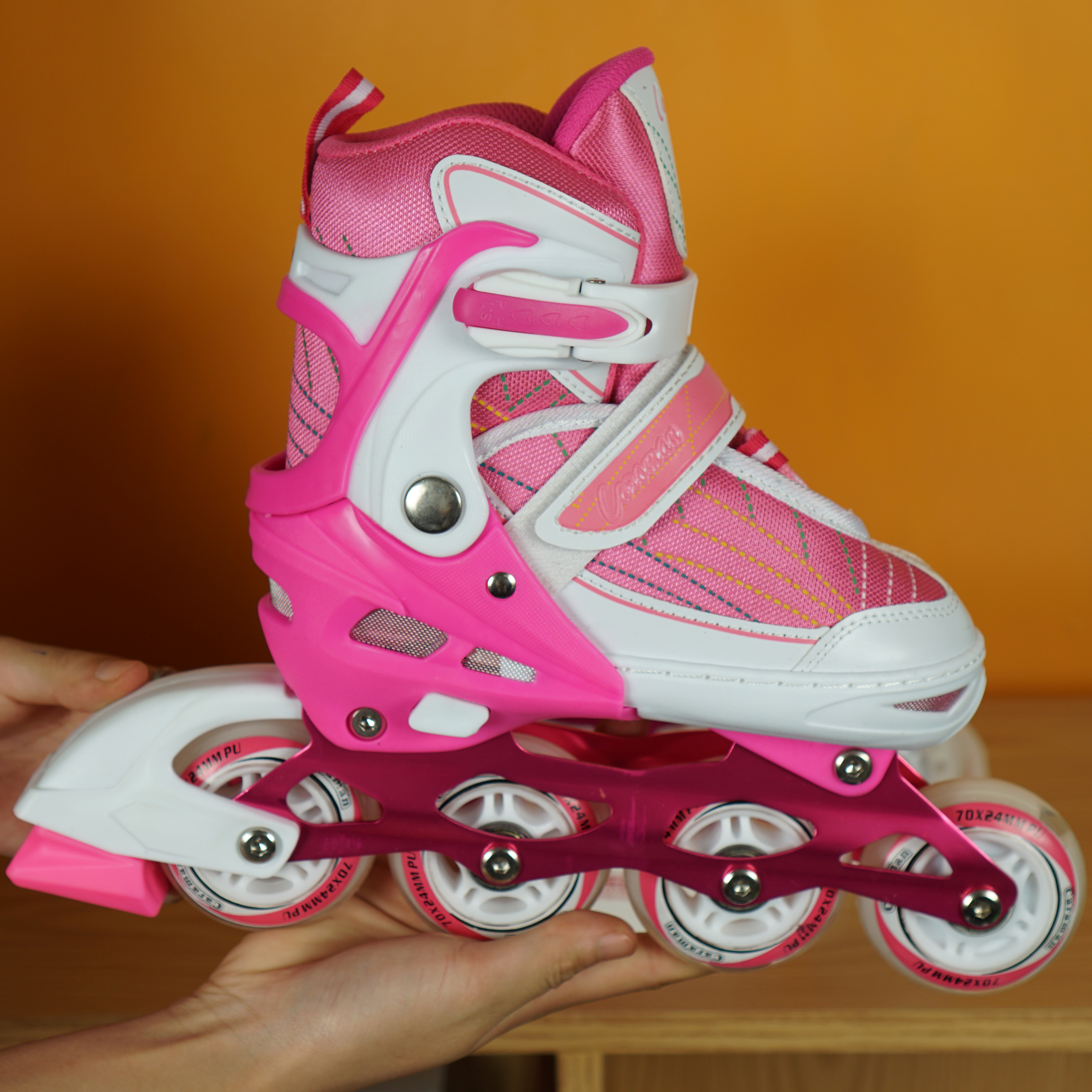 Giày Patin Caroman K500 với giá cả phải chăng, thiết kế bắt mắt nhưng vẫn mang lại đôi giày có đầy đủ tính năng phù hợp với những bạn bắt đầu tập chơi với bộ môn patin phù hợp với các bé từ 3 tuổi đến 10 tuổi có 3 màu dễ lựa chọn là trò chơi lành mạnh giúp bé rèn luyện tăng cường sức khoẻ tốt hơn