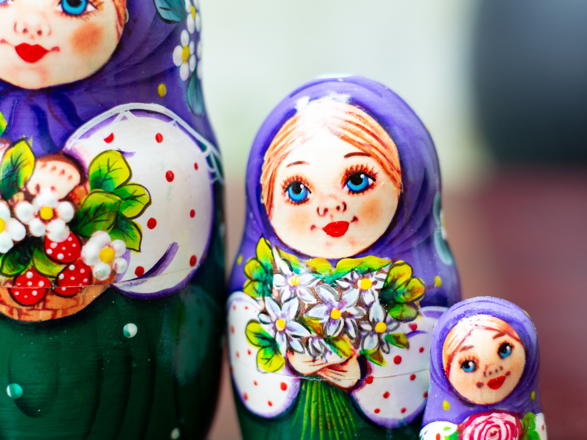 BỘ BÚP BÊ NGA MATRYOSHKA 5 LỚP 15CM "CÔ BÉ OLGA ÔM HOA" MÀU XANH HÀNG LƯU NIỆM NGA CỰC DỄ THƯƠNG