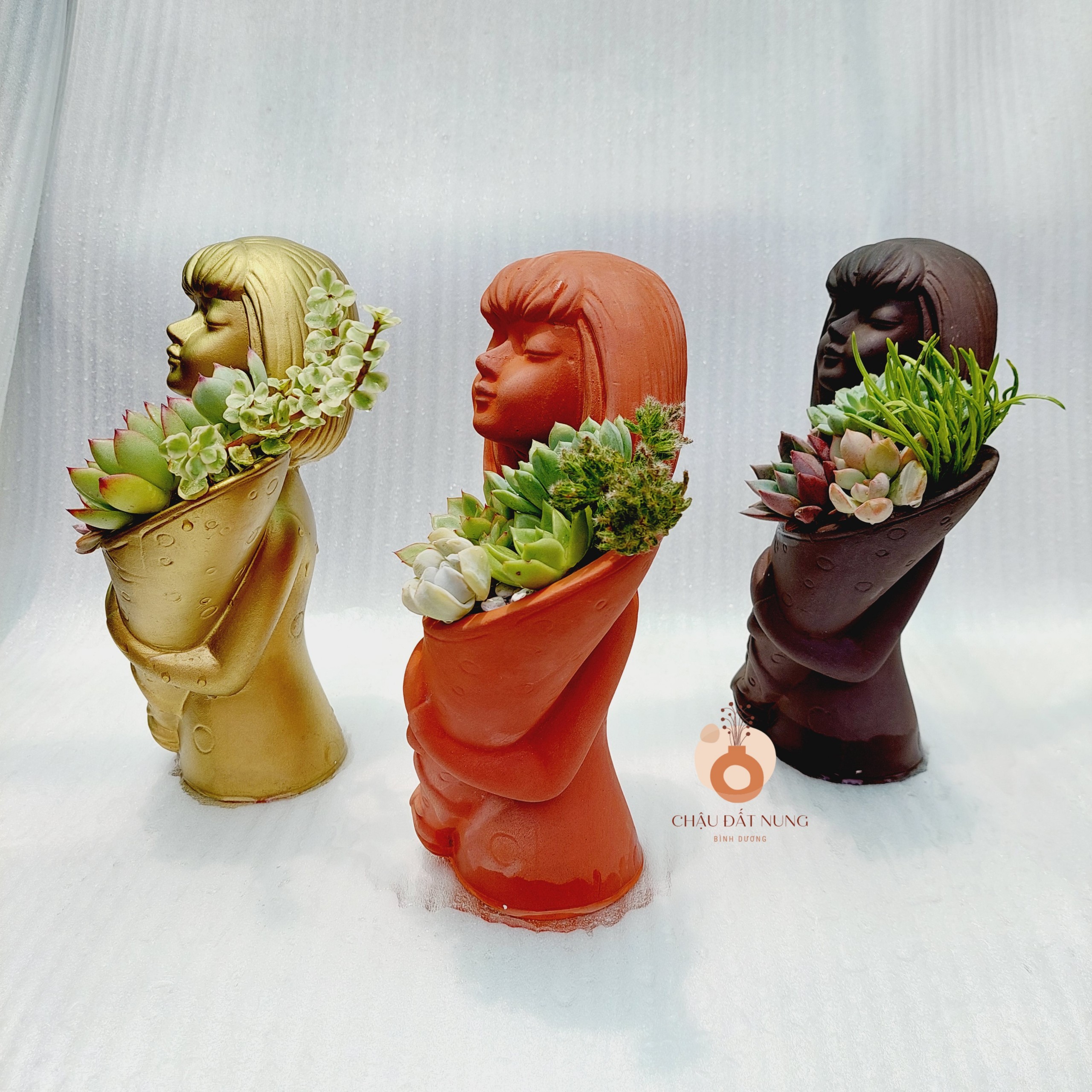 Chậu đất nung Bình Dương - Cô gái Maria, đường kính miệng 10cm, chiều cao 26cm