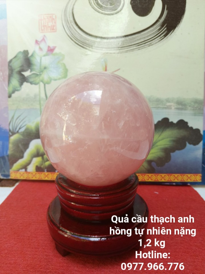 Quả Cầu Đá Thach Anh Hồng Phong Thủy Có Tặng Kèm Đế Gỗ Xoay (1,2 kg)