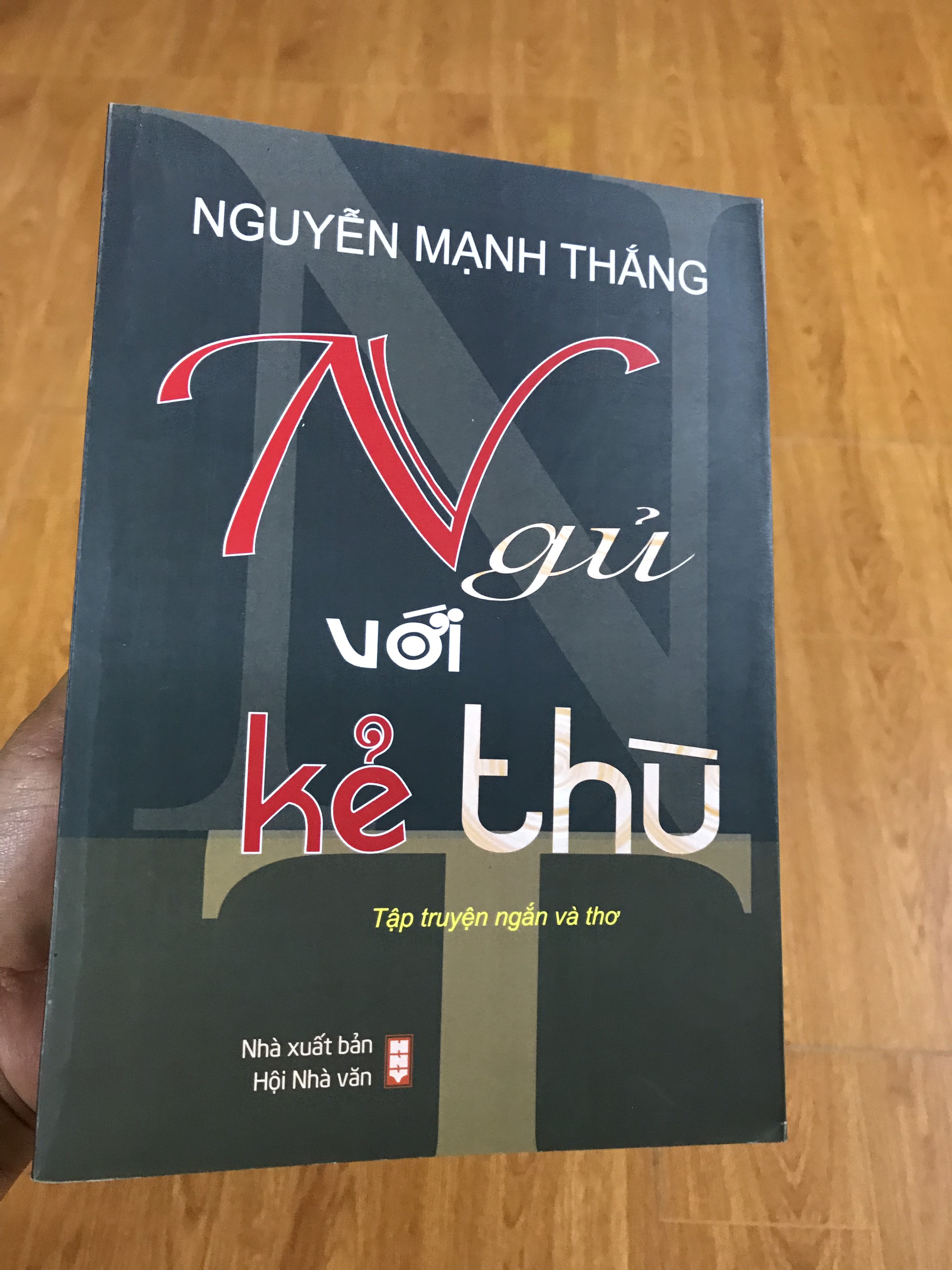 Ngủ với kẻ thù
