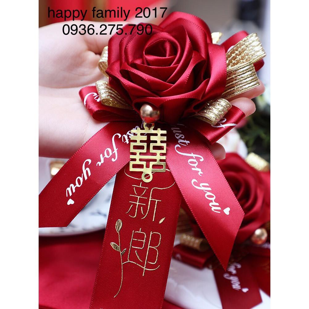 Bông hoa cài áo trong tiệc cưới