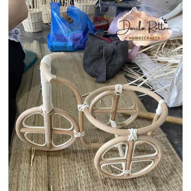 Bình cắm bông trang trí bằng mây hình xe đạp