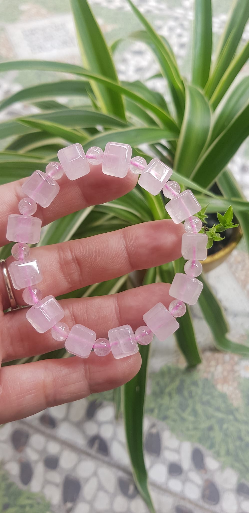 Vòng tay nữ kiểu đá thạch anh hồng tự nhiên hạt vuông tròn đan xen rất là đẹp Size hạt vuông 9mm phối bi nhỏ 6mm màu hồng tươi nhẹ nhàng nữ mệnh hỏa mệnh thổ đeo có 499k ạ