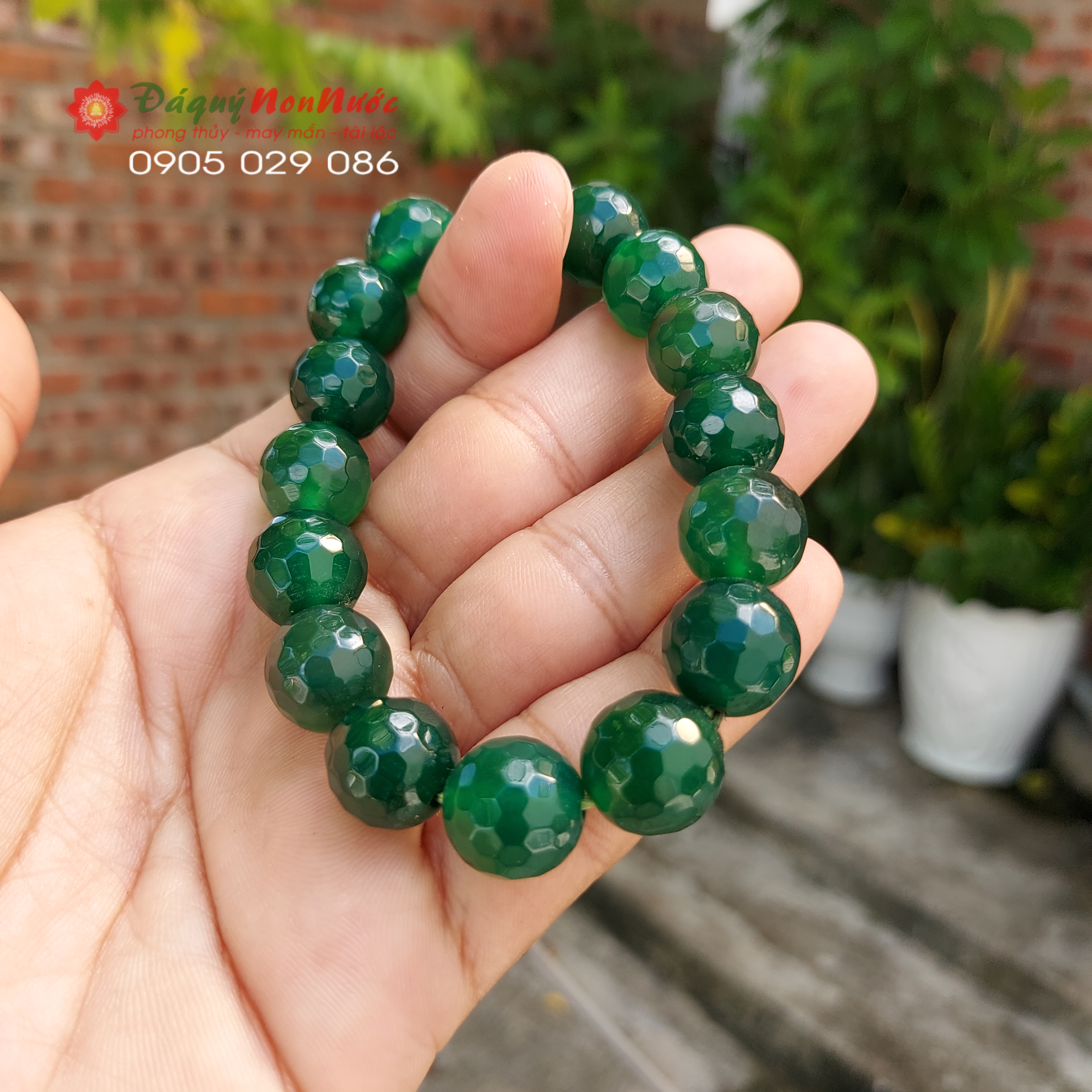Vòng tay phong thủy mã não giác cạnh 12ly màu xanh lá