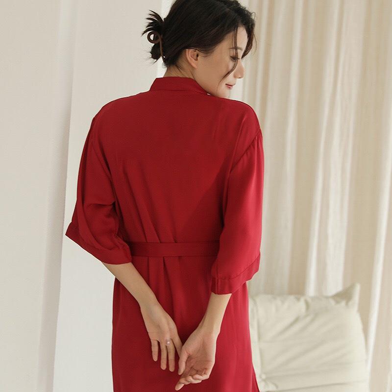 Áo choàng ngủ lụa cho cô dâu kiểu kimono in chữ sang trọng