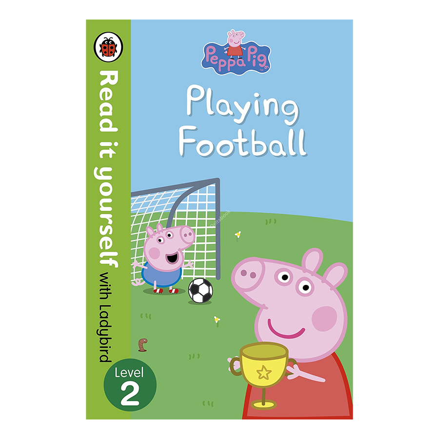 Peppa Pig: Playing Football - Read It Yourself with Ladybird Level 2 - Read It Yourself (Paperback)