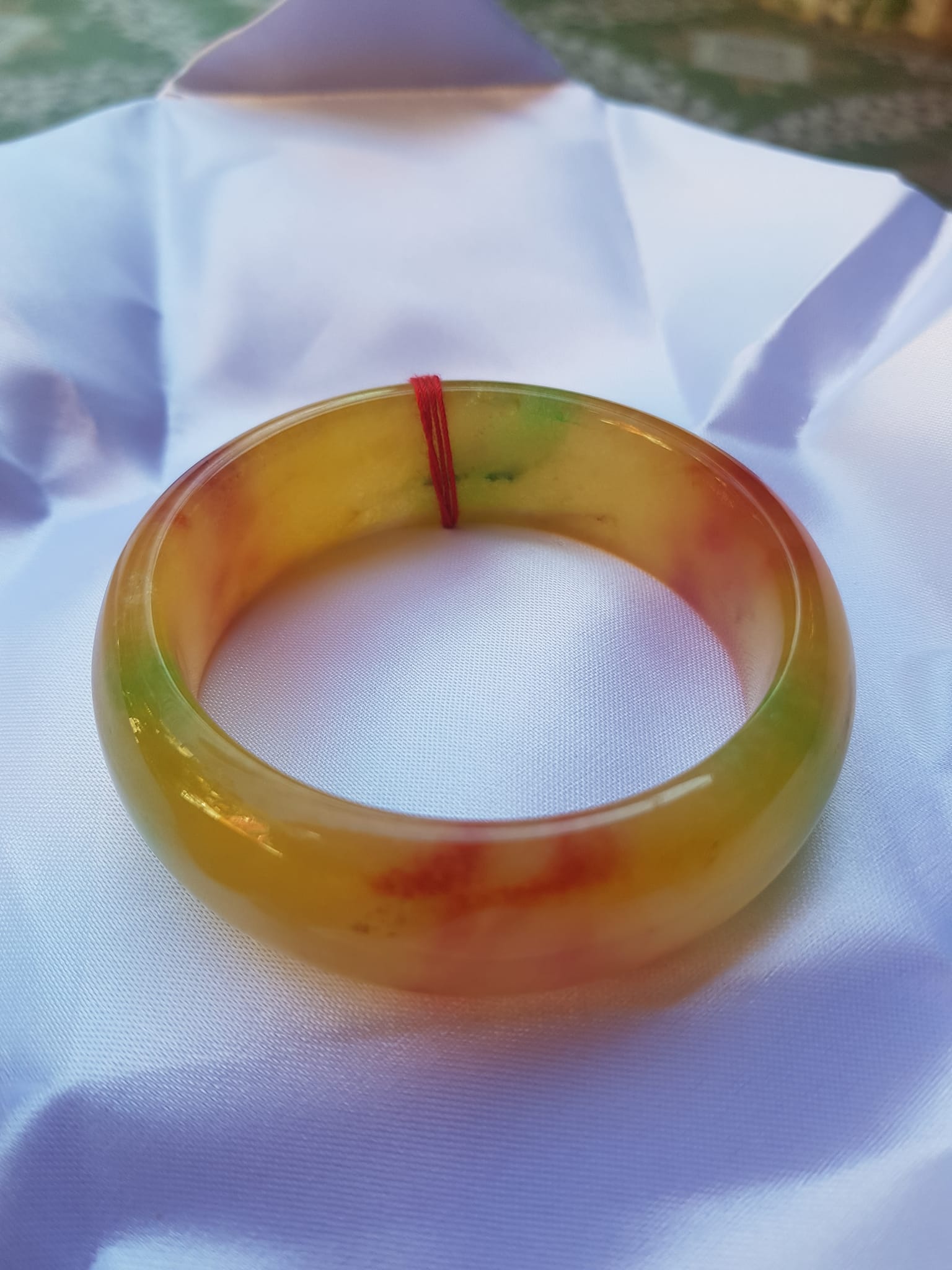 Vòng Tay Bản Hẹ Vàng Đỏ tươi bóng đẹp Size 59mm x cao 19mm x dầy 9mm Chất liệu đá cẩm thạch Hợp Nam Nữ mệnh Thổ mệnh Kim 60kg - 68kg đeo đẹp ạ