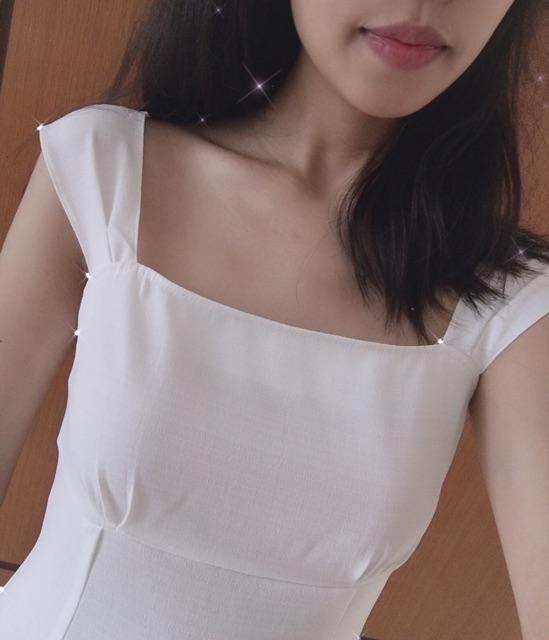 Đầm thiết kế trắng dài vai trễ, rùn ngực