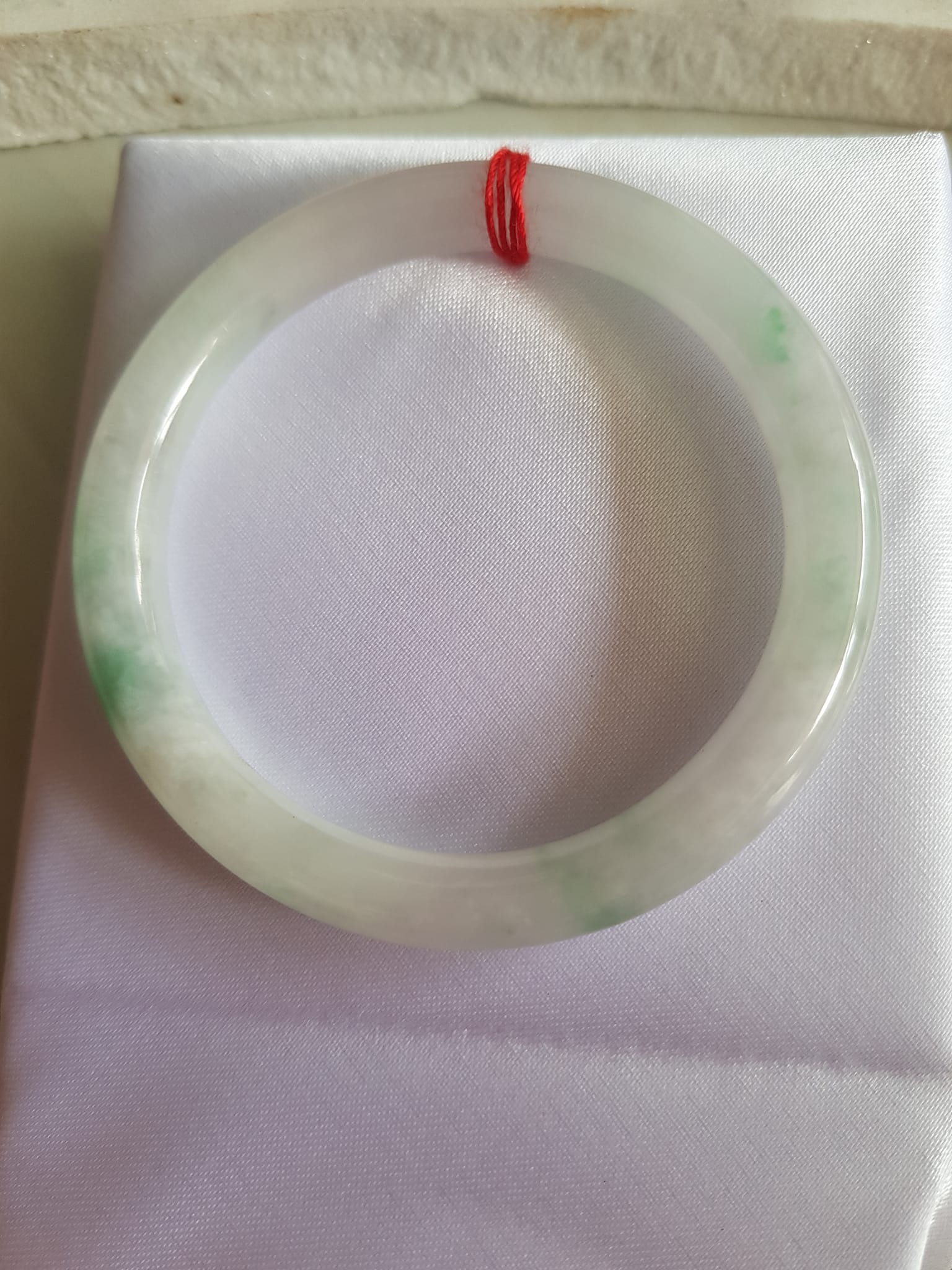 Vòng đeo tay Nữ đá cẩm thạch tự nhiên T Lý Size 49mm x cọng 7mm Màu trắng sáng bóng xanh lý 3 chỗ đều quanh vòng rất đẹp Nữ cân Nặng 40kg-49kg đeo đẹp ạ