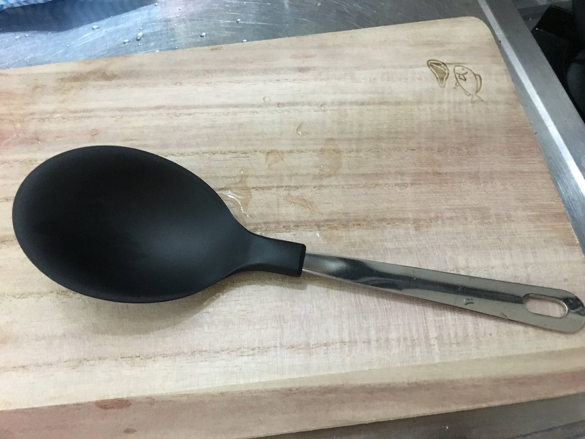 Muôi múc canh đầu silicone Echo Metal 25.5cm, thiết kế tay cầm với đường cong nhẹ, giúp thuận tiện hơn khi sử dụng- nội địa Nhật Bản