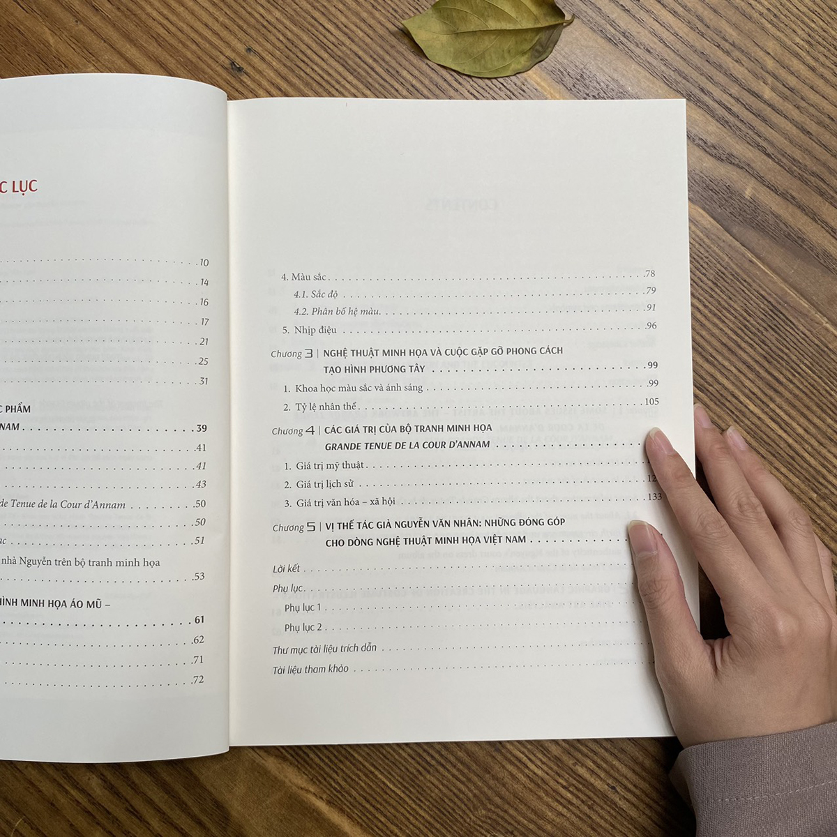 Sách - Nghệ Thuật Minh Họa Áo Mũ Thời Nguyễn Đầu Thế Kỉ XX