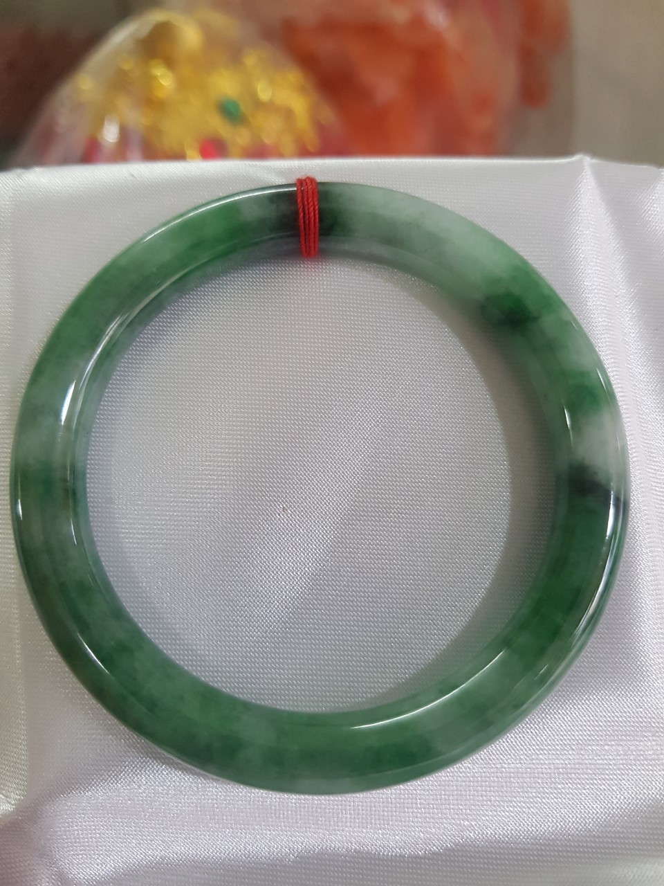 Vòng Cẩm Thạch tự nhiên mới cao cấp đẹp Đậu Lý Sịn Sao 54mm x cọng 8mm màu xanh đậu lý đậm nhạt điểm trắng nhẹ đẹp bóng nữ 53kg - 60kg đeo rất đẹp sang tay món quà tặng Mẹ , Vợ người thân ý nghĩa ạ