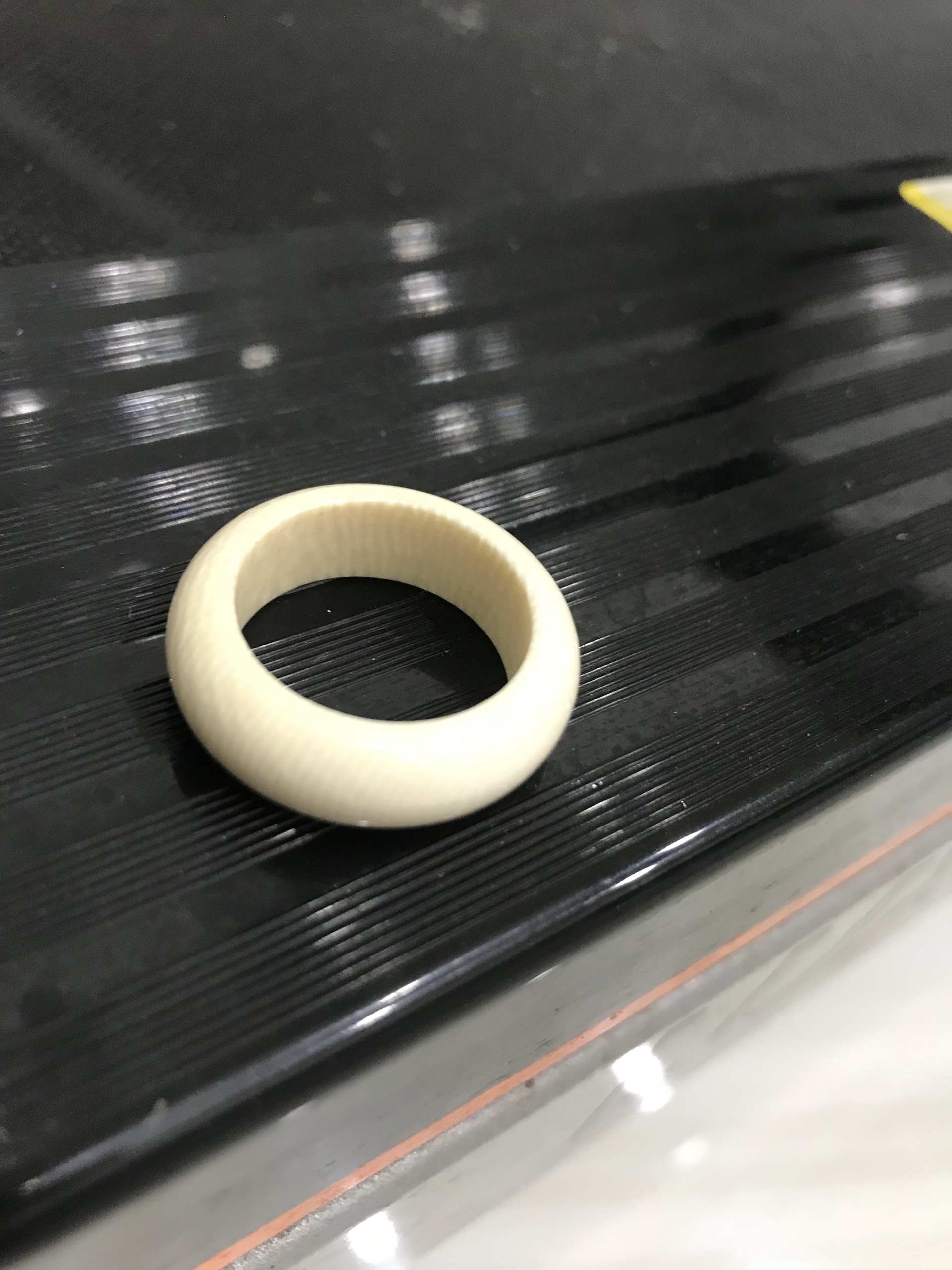 Nhẫn Nam Đẹp Màu Trắng Ngà Vân trơn bóng tròn Ni 19mm cao 8mm dầy 4mm các anh đeo ngón cái hay bất kỳ ngón tay nào ni lọt vừa tay là 19mm ạ