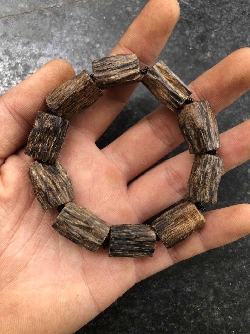 Vòng trầm hương đeo tay tự nhiên cho nam