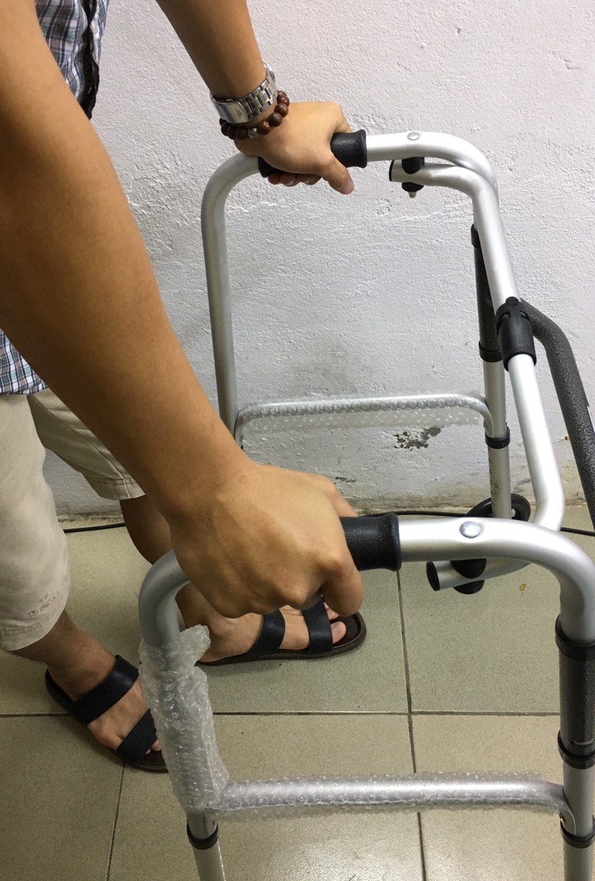 Khung đẩy tập đi bằng hợp nhôm