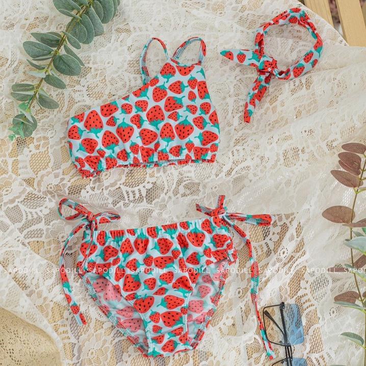 Bộ đồ bơi bikini lệch vai in quả dâu dễ thương cho bé gái nhỏ