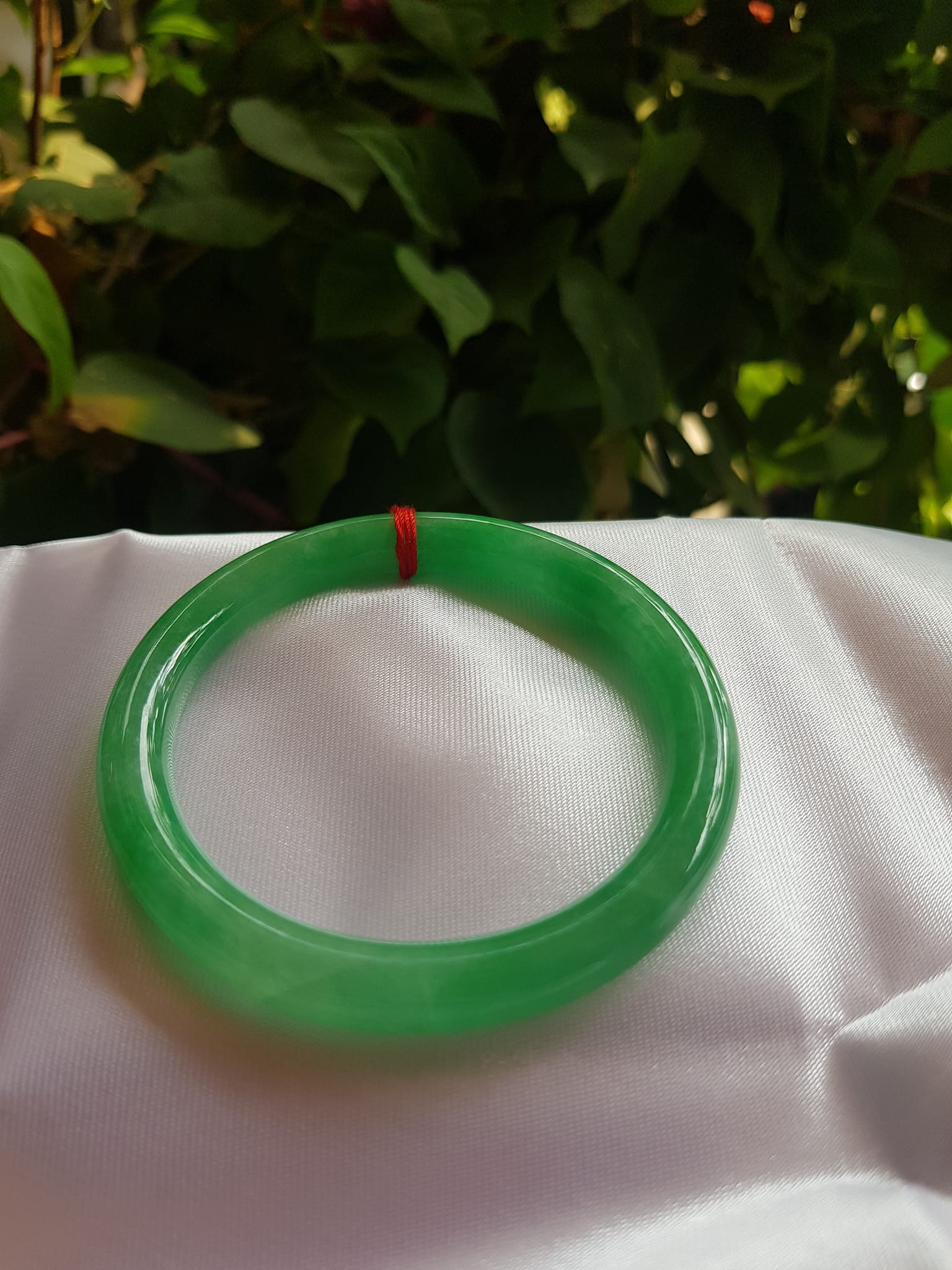 Vòng cẩm thạch Lý Nở 53 Size vòng 53mm x Dầy 7,2mm màu Xanh lá Tươi bóng đều đẹp quá Nữ mệnh Mộc Hỏa 52kg - 60kg đeo đẹp ạ