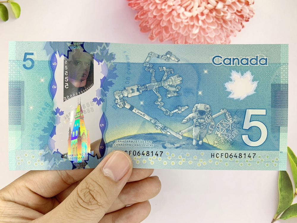 Tiền 5 Dollar Canada , tiền Polyme , tặng phơi nylon bảo quản tiền