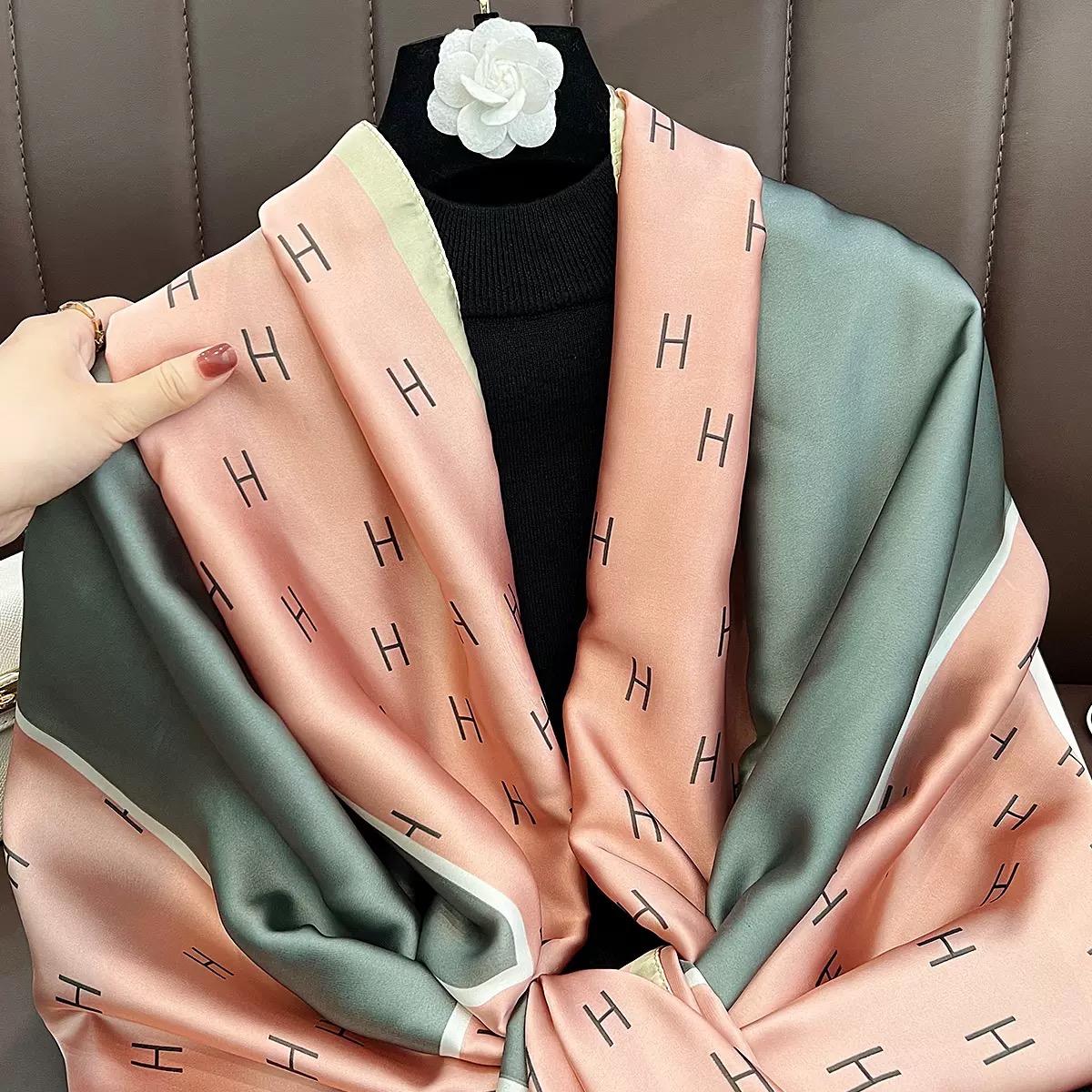 KHĂN CHOÀNG LỤA DÁNG DÀI CỰC SANG PHONG CÁCH TÂY ÂU SANG XỊN MỊN MÃ 07