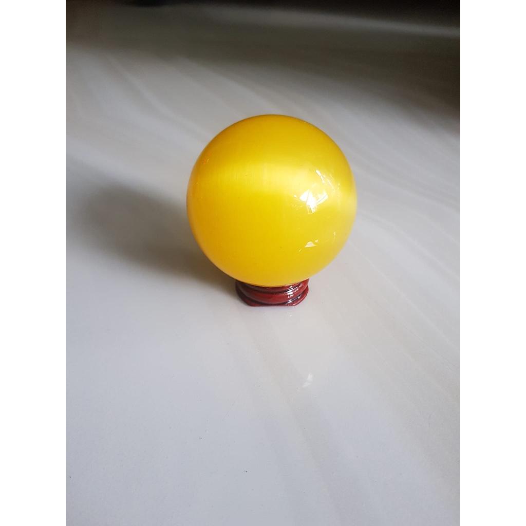 Trái Bi Phong Thủy Vàng Anh Tươi nhỏ vừa đá mắt mèo ánh cao 8cm x đk 6cm đế gỗ may mắn để bàn làm việc may mắn tài lộc hợp mệnh Kim, mệnh thổ, mệnh Thủy ạ