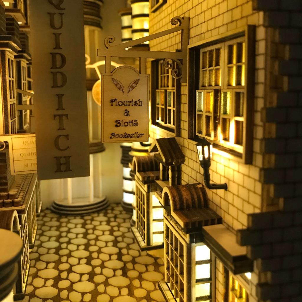 Harry Potter Mô hình Lắp ráp Hẻm Xéo Ba tầng - Hộp chặn sách gỗ thơm có đèn quà tặng, trang trí bàn học, tủ sách