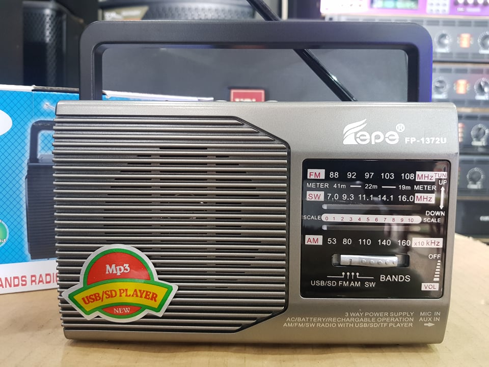 Đài Radio Fepe FP-1372U: Đài sạc pin. Thu sóng 3 kênh FM,AM,SW. Có cổng SD, USB, Thẻ nhớ