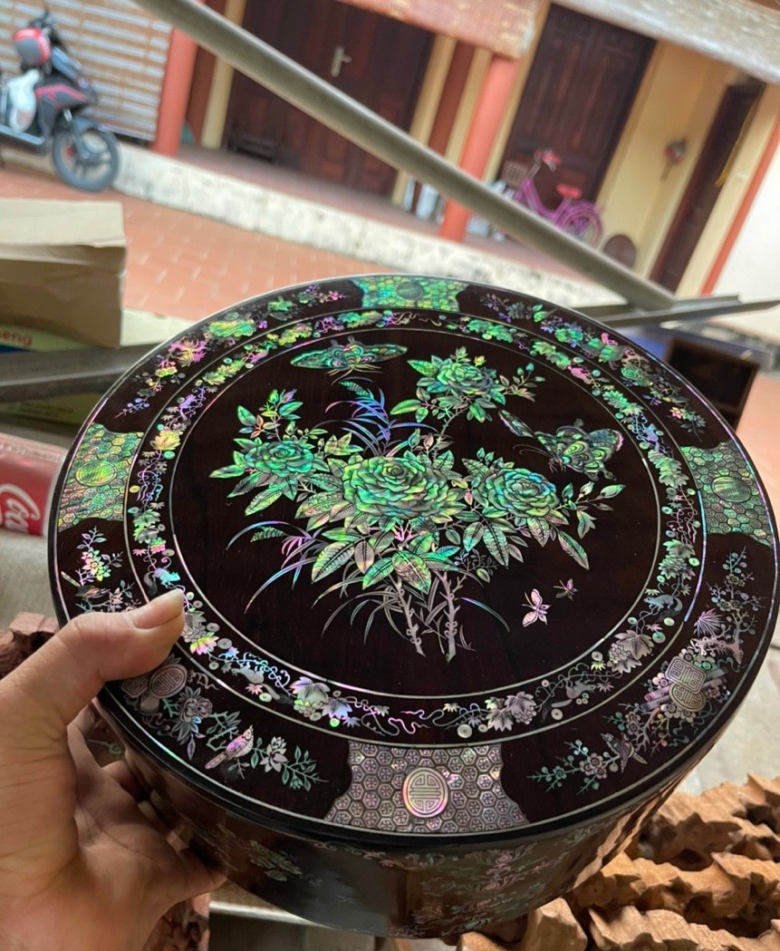 Tráp tròn gỗ gụ, khảm xà cừ ốc đỏ đẹp long lanh trang trí phòng khách  kt tròn 30 cao 12cm